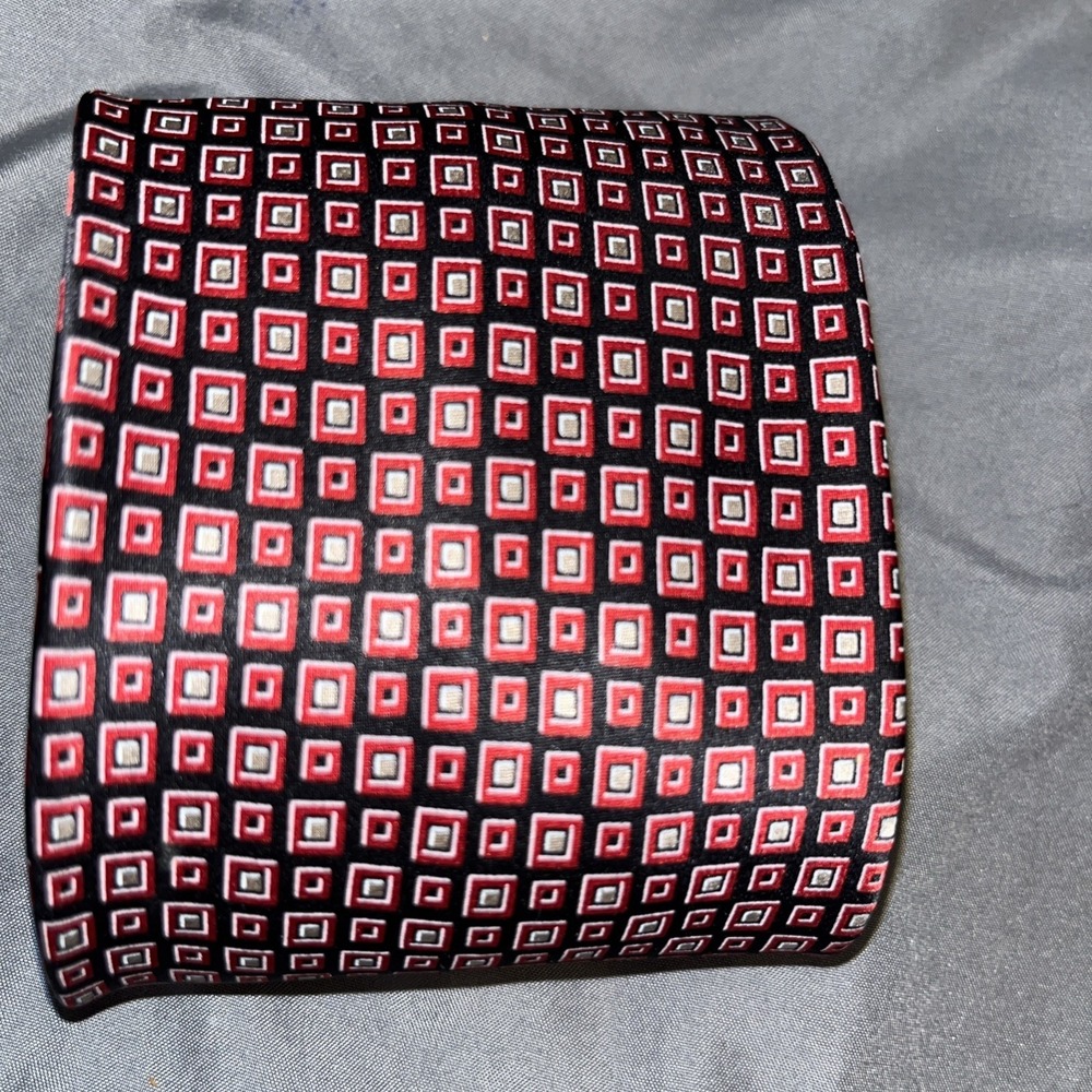 JoS A BANK  Medallion Square Pattern 100% Silk Made In Italy Textured Formal